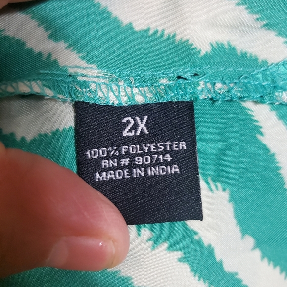 Adressing Woman Top Size 2X.Pit to pit approx: 26.5 inches Right shoulder to - Picture 4 of 8